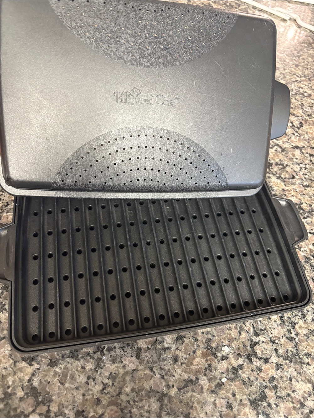 Pampered Chef shallow micro cooker Nonstick Grill Pan with Vented Lid